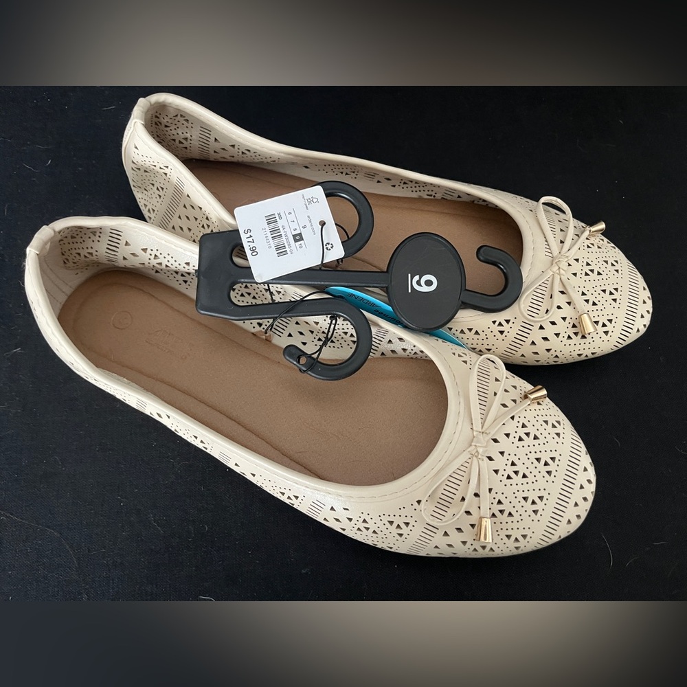 New Cream Loafers with Bow Accent size 9